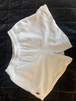 Vita shorts från Polo Ralph Lauren - Säljer helt nya vita shorts från Polo Ralph Lauren, nypris är 1200 men säljer för 800. Sköna och perfekta för sommaren, tillverkade i mjuk bomull.