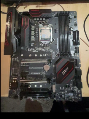 MSI Z270 Gaming Pro moderkort + i5-7600K - Säljer ett MSI Z270 Gaming Pro moderkort i svart med röda detaljer, tillsammans med en Intel Core i5-7600K processor (3.8GHz). Moderkortet har stöd för DDR4-minne och flera PCIe-platser. Perfekt för gamingbygge eller uppgradering.