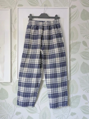 Pyjamasbyxa H&M Storlek 146/152 - - Använd ett fåtal gånger så i jättefint skick.  - Snörena i midjan har åkt in i hålen och jag kan känna lite lite lite nopper i rumpdel.  - Jag kan ha missat någon miniskavank men jag har försökt att granska plagget så gott det går.