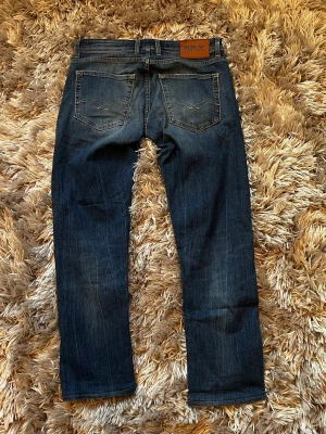 Replay Jeans - Tjena! Säljer nu dessa Jacob Cohen Jeans. (Storlek 31x32 - Skick 9/10)  Nypris på dessa är ca 1800 och mitt pris 599, (pris kan diskuteras vid snabb affär).   Ytterbenslängd: 96 Midja: 42cm Benöppning: 19  Hör gärna av er vid minsta fundering/fråga.  MVH JL STORE