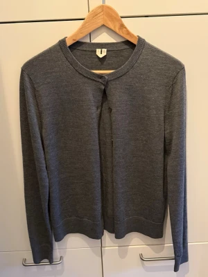 Grå kofta från Arket - Tunn grå kofta från Arket i 100% ull