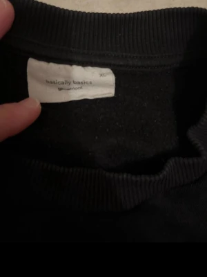 Svart sweatshirt från Gina Tircot  - En svart sweatshirt från Gina tricot ,Tröjan har rund hals, långa. Perfekt för en chill och enkel stil. Materialet känns mjukt och bekvämt mot huden.