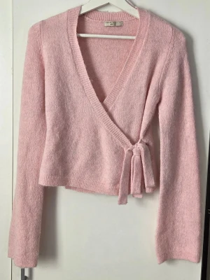 Omlottkofta från Gina Tricot - Rosa omlottkofta från Gina Tricot.