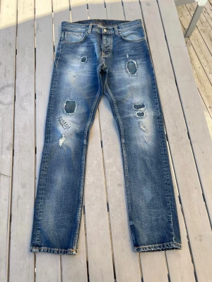 Blå slitna jeans från Nudie Jeans - Säljer nu dessa feta jeansen —— sälsynta pre-distressed nudies i modellen grim Tim —— storlek w32 L32 —— hör av er vid funderingar! 