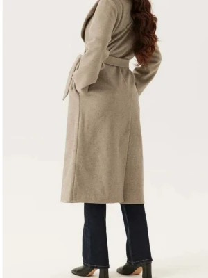 Beige lång kappa med knytskärp - Säljer min kappa från Bubbleroom! Den är helt oanvänd🥰