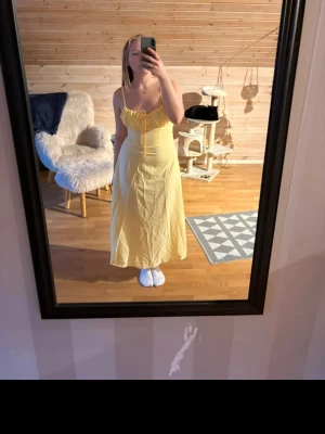 Gul sommarklänning med smala axelband - Söt gul klänning med smala axelband och knytning framtill. Storlek s och klänningen är ifrån Shein