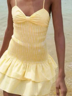 Gul rutig kortklänning med volang - Söt gul kortklänning från Zara i storlek xs❣️