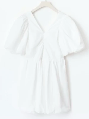 Vit klänning  - En vit klänning perfekt till studenten eller bara en vanlig sommarklänning. Storlek 158/164 men passar en XS. Helt ny och nypris 299kr💕