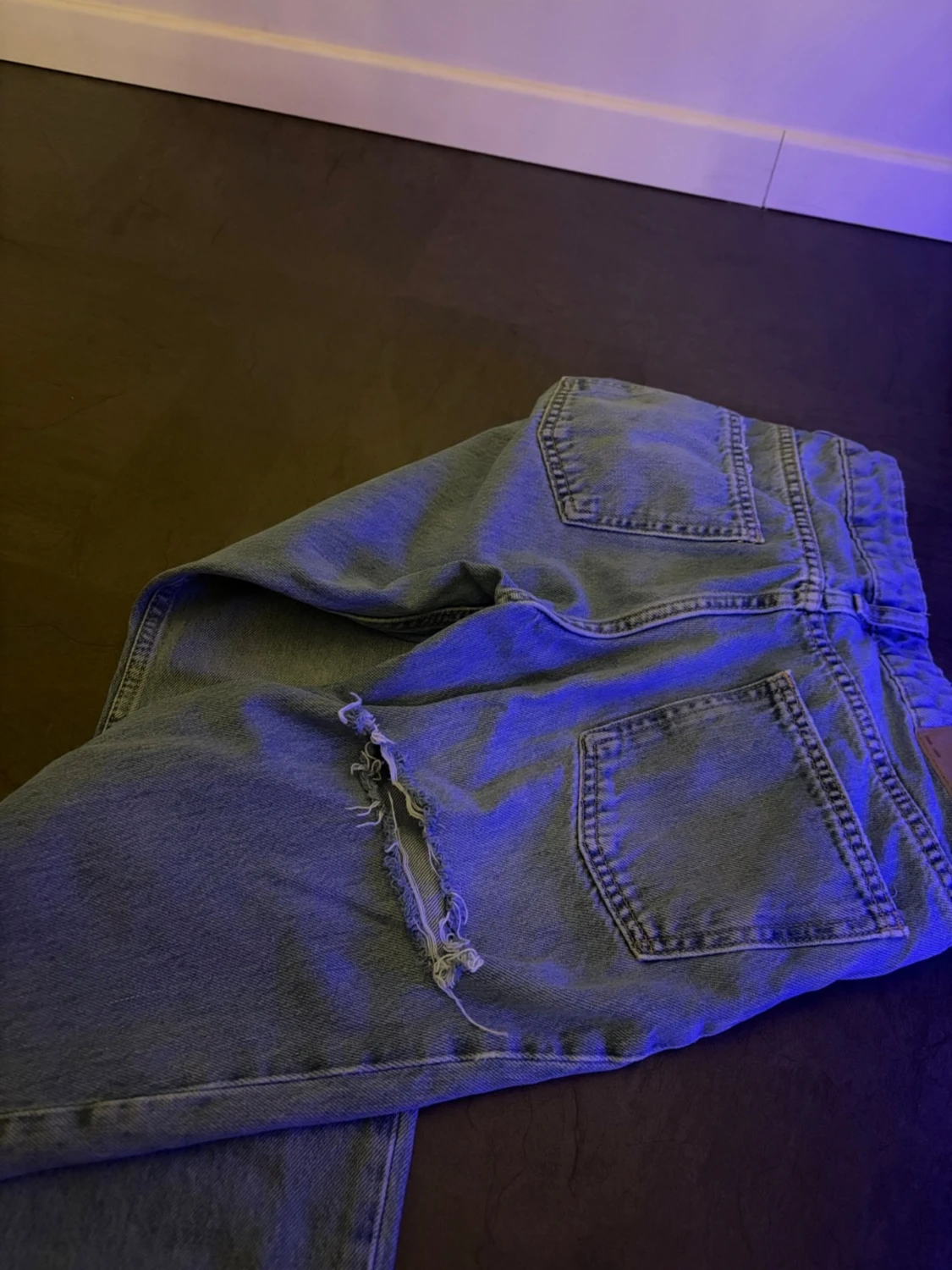 Ljusblå slitna jeans  - 1