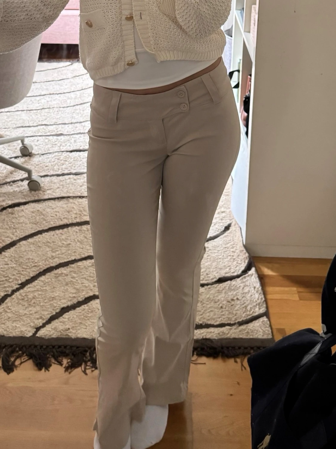 Beige bootcut byxor med dubbelknapp