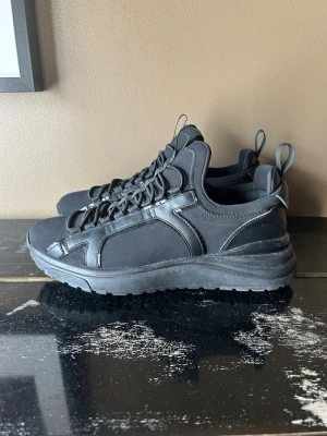  Salvatore Ferragamo - Säljer nu dessa feta Ferragamo skor för ett väldigt bra pris! Skorna är knappast använda ca (4 gånger) skorna är också äkta men har dock slängt allt og men kan gå med lite i pris för de! Hör av dig vid minsta lilla fundering 💭☺️