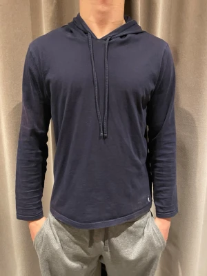 Ralph Lauren Hoodie  - Tja! Nu säljer en tunn Polo Ralph Lauren hoodie, Perfekt inför våren. Men går att använda året om. Storlek S Nypris ligger på 1500kr men säljer nu för ändast 549kr hör gärna av er vid minsta fundering! Följ för att inte missa fler plag! 