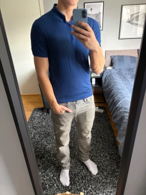 Mörkblå J.Lindeberg piké -  Mörkblå pikétröja från J.Lindeberg. Oanvänd. 250kr.