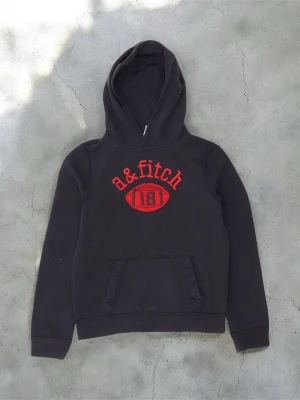 A&F fitch hoodie Xs - Säljer en riktigt fet hoodie!! Passar till alla outfits, stilren och inga defekter🤩 Storleken är M/12 vilket motsvarar xs. Kom privat via fler bilder och frågor!