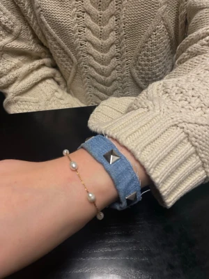 Nitarmband💙 - Superfint blått nitarmband i jeans med silvriga detaljer. På armbanden är det en knapp och ett hål för att kunna fästa det runt handleden, omkretsen på armbandet är ca 20 cm från knappen till hålet! 💙