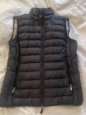 Parajumper väst - Parajumperväst med några få ”skador” i strl M