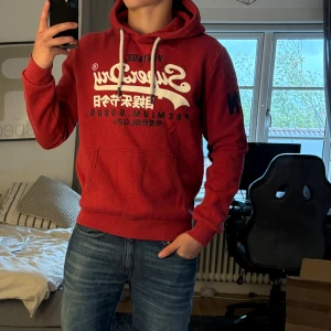 Superdry hoodie  - Säljer nu denna eftertraktade hoodie ifrån Superdry. Skick 8/10. Perfekt nu inför våren. Skynda denna blir såld fort! Pris kan diskuteras!