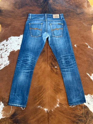 Slim Nudie Grimtim DrySelvage - Tjena! Säljer dessa riktigt feta nudie jeans i modellen GrimTim DrySelvage, riktig snygg wash med nice slitningar, hör av dig vid funderingar!🙌