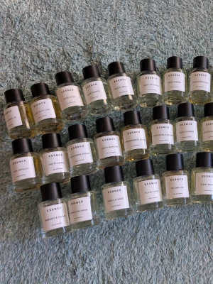 Essncesplit 💟 - Splittar mina Essnceparfymer i glasdekanter med spray ✨️Säljer ej hela flaskan ✨️2 ml-25 kr,3 ml-35 kr,5 ml-50 kr, de flesta går att köpa även i 10 ml för 100 kr✨️Se listor bland bilderna vilka som finns✨️Skriv vilka du önskar så lägger jag ut som ett nytt paket 💜Obs se även mina andra annonser för samfrakt 💜