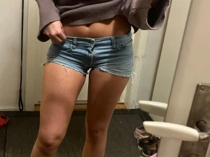 Ljusblå denimshorts - Säljer ett par ljusblå denimshorts med råa, fransiga kanter och klassisk femficksdesign. Shortsen har låg midja och en slim passform som sitter tajt. Perfekta för varma dagar och enkel att matcha med olika toppar. Strechiga