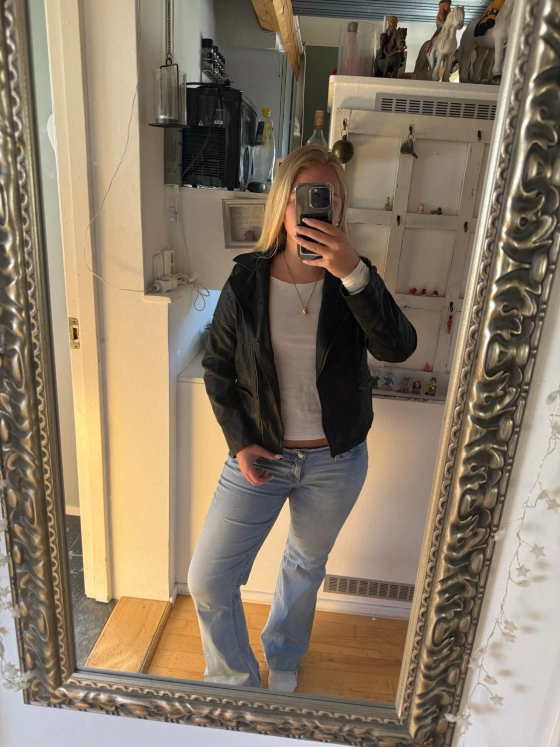 Svart skinnjacka med quiltade detaljer - 3