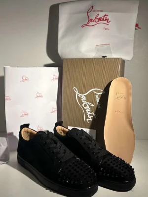 Loubs - Säljer ett par svarta sneakers från Christian Louboutin med svarta nitar över tån och sidorna. Skorna har fettttta blodiga sulor🩸🤙, Perfekta för sommar ☀️ Pris kan diskuteras🙌