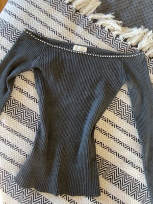 Offshoulder topp - Offshoulder topp med fina detaljer på kanten, storlek xs