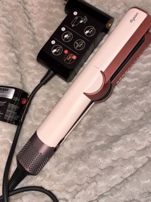 Dyson Airstrait  - Hej!  Jag säljer min Dyson Airstrait då jag har permanent plattat mitt hår och den kommer inte till användning. Köpt för 5 730 kr. Kommer med förpackning. 