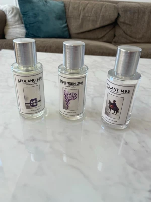  3x bundle - Säljer tre coola parfymer i genomskinliga glasflaskor med silvriga lock. Varje flaska har en unik etikett: Leblanc 24.0, Sørensen 26.0 och Éclant 149.0. Modern och stilren design som passar perfekt på parfymhyllan. Säljer alla dessa 3 för 280 kr. Om man vill köpa en så går det bra också.