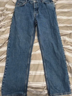 Blå raka jeans från just junkies - Klassiska blå jeans från just junkies med rak passform. Jeansen har fem fickor, knappgylf och är gjorda i slitstark denim. Perfekta för en avslappnad och tidlös stil.
