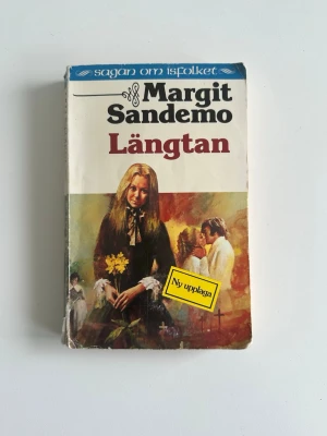 Bok ”Längtan” av Margit Sandemo - Boken ”Bödelns dotter” av Margit Sandemo, fristående del i populära kult-serien Sagan om Isfolket. En klassiker för alla som gillar fantasy, spänning och romantik.   Sagan om Isfolket - Längtan av Margit Sandemo. ISBN 91-7710-156-1.