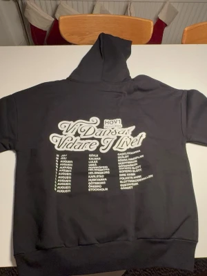 HOV1 Hoodie från sista turnén  - Säljer min Hov1 hoodie från sista turnén förra sommaren! Helt ny, aldrig använd! Jag råkade köpa fel storlek. Perfekt för dig som vill ha ett fett minne från turnén, är ett fan eller vill ha en present till någon. Har legat uppe för länge nu så pris kan diskuteras, vill bara bli av med den snabbt. Passa på!