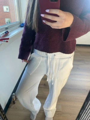Vita mjukisbyxor med dragsko - Säljer ett par vita mjukisbyxor från lager 157 i storlek XS. Passar bra på mig som är 160cm. Skriv om ni har frågor💕