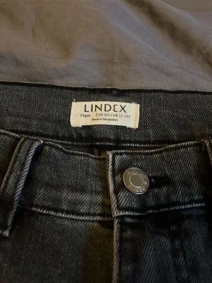 Svarta vida jeans från Lindex - Säljer ett par svarta, vida jeans från Lindex i storlek EUR 164. Jeansen har hög midja, klassiska fem fickor och raka ben. Materialet är kraftig denim i bomull med en snygg tvättad finish. Perfekta för en avslappnad och trendig look. Köpt för 500 sälj 150 aldrig använd inte ens provat produkten