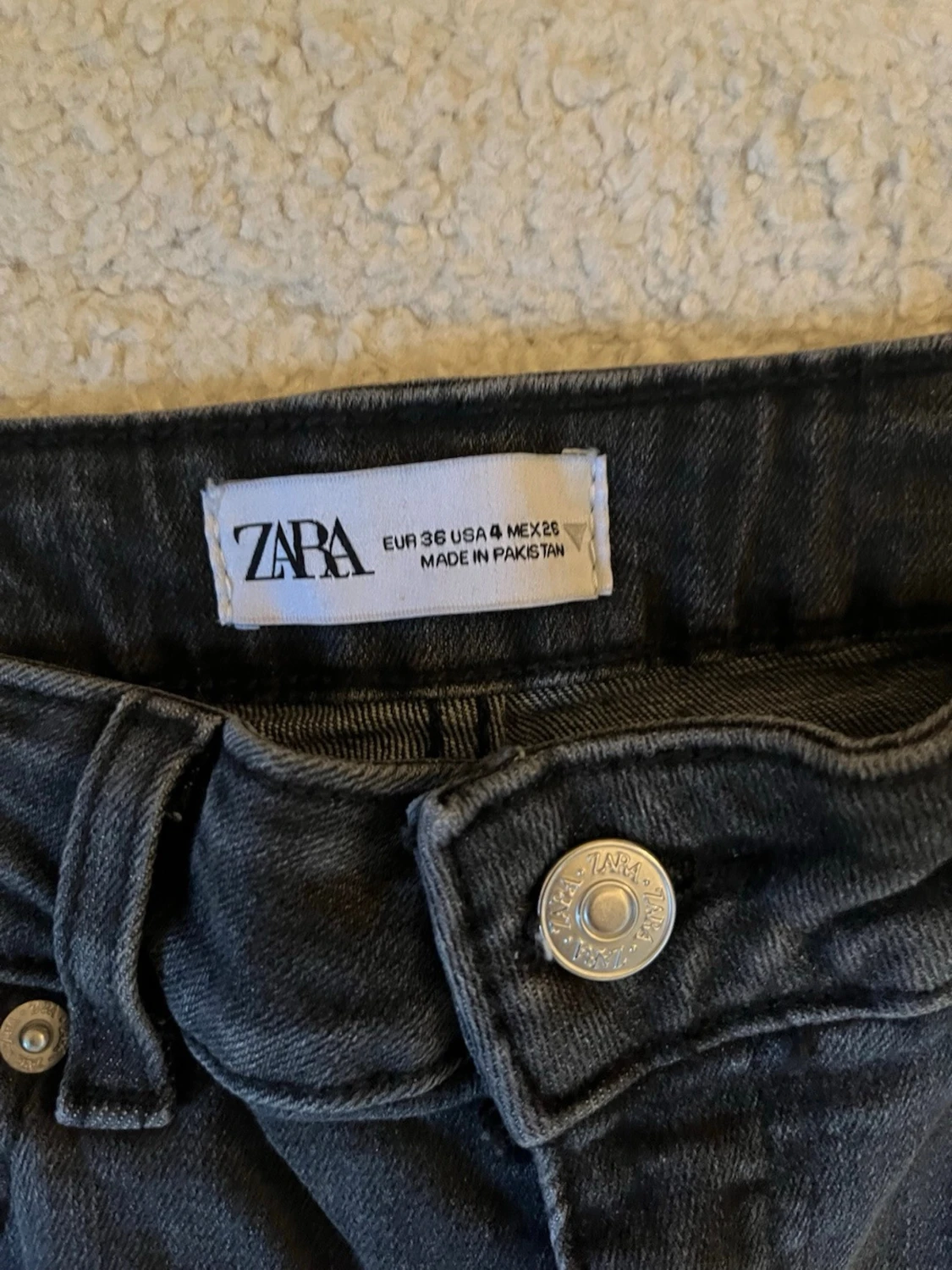 Svarta bootcut jeans från Zara med medelhög midja - 2