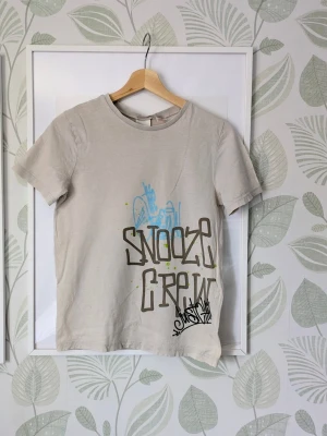 Tshirt H&M Storlek 146/152 - - I fint skick.  - Det jag hittar att anmärka på är att det förekommer små sprickor i trycket på några ställen .  - Några små prickar på nedre del och tyget är lite tunnare i kvalite .  - Jag kan ha missat någon miniskavank men jag har försökt att granska plagget så gott det går.