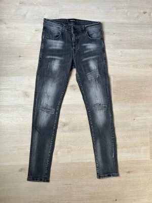 Svarta / Mörkgråa Dsquared2 Jeans Slim Fit W31 L34 - Fina Dsquared2 Jeans i svart färg. Jeansen är i mycket bra skick och sparsamt använda. |  Äkta som allt annat jag säljer! ✅ |  Storlek: W31 L34 | Skick: Mycket Bra Skick | Färg: Svart | Märke: Dsquared2 | Modell: Jeans |  Hör gärna av dig vid frågor så svarar jag så fort jag kan! 😁|   (Sku - 73)