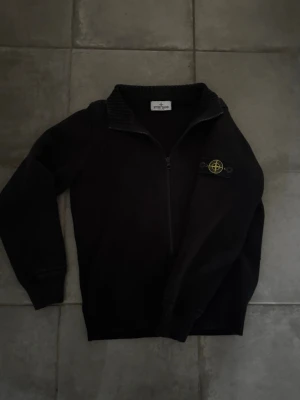 Stone Island kofta - Säljer en svart ziptröja från Stone Island i storlek 12-14 år och passar någon mellan 156-166. Perfekt för en stilren look och passar perfekt för vardag eller finare tillfällen (!Pris går att diskutera vid snabb affär!)