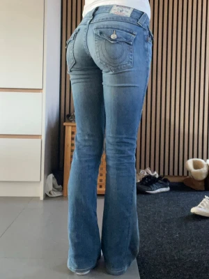 Vintage bootcut jeans från True Religion - Tvär feta vintage true religion jeans, omsydda till bootcut. Storlek 24, en av knapparna på bakfickorna är inte original men det har aldrig märkts av. Hör av dig för frågor💕💕