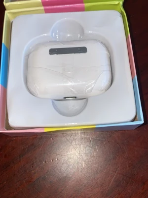 AIR PRO 3 Vita trådlösa in-ear hörlurar - Säljer ett par vita trådlösa in-ear hörlurar med laddningsetui. Hörlurarna har en stilren design med svarta detaljer och laddningsetuit har blåa ränder på framsidan. Kommer i en färgglad förpackning. Perfekta för musik, poddar och samtal.