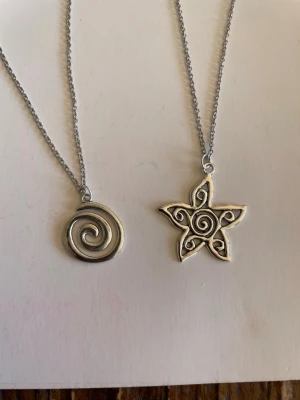 2 halsband  - Jag och dottern gör halsband och säljer nu här nån/några av favoriterna  .  Halsband är rostfritt stål 50cm, berlock är zinklegering . Priserna är fasta 