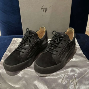 Giuseppe Zanotti skor - Säljer dessa asfeta Giuseppe Zanotti i storlek 40, passar även 41. Nypris ~ 6800. Skick: 9/10, Vårt pris ~ 999 🙌🏼 Skriv vid fler funderingar! 🥇