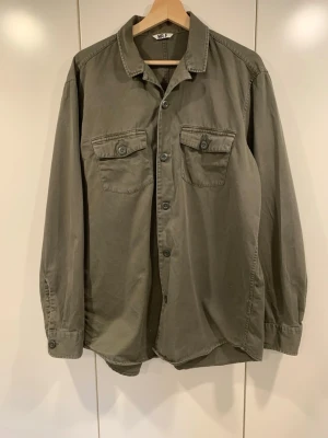 Olivgrön overshirt  - Säljer denna snygga overshirt som passar perfekt inför våren och sommaren! 