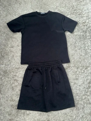 Svart set från dior - Snyggt svart det från dior, med ett mjukt material som passar perfekt till sommaren