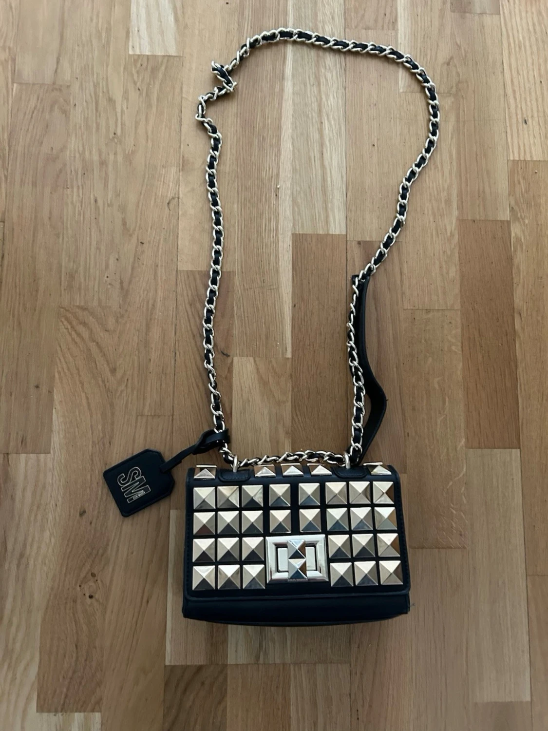 Steve Madden Svart axelväska med guldfärgade nitar