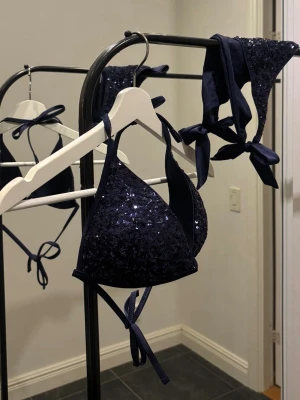 Calzedonia navy sparkling bikini - Bikini set från Calzedonia, limited edition mörkblå glittrig med paljetter. Över + underdel, stl XS/S/34, A/B kupa. Underdel string med knytning i stl S. Aldrig använt! Kan hämtas / skickas.