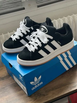 Adidas Campus svartvita sneakers - Svarta Adidas campus skor. Kommer inte till användning då jag köpte fel storlek 