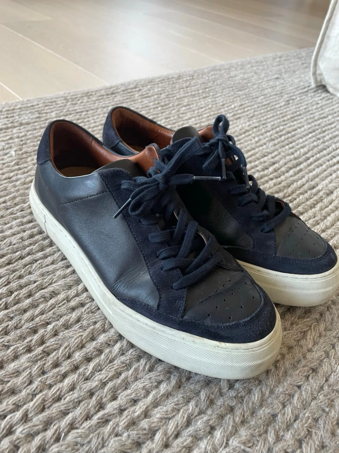 Mörkblå sneakers i läder och mocka J Lindeberg 