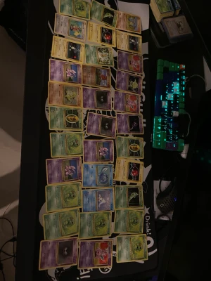 KOM MED PRISER.     Stor samling Pokémonkort - Säljer en stor samling Pokémonkort med blandade typer och färger. Korten har klassisk gul ram och motiv i olika färger som grönt, lila, blått och rött. Perfekt för dig som vill bygga ut din samling eller börja spela Pokémon TCG.