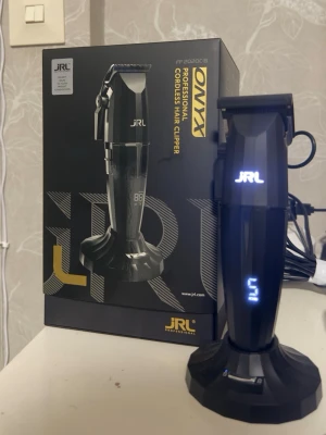 JRL Onyx + Echo blade  - Snygg svart JRL Onyx FF2020C-B professionell sladdlös hårtrimmer med digital display och laddningsstation. Trimmern har en modern design i plast och metall, perfekt för att fixa frisyren hemma eller i salong. Levereras med originalkartong. Kommer även med stylecraft echoblade . 
